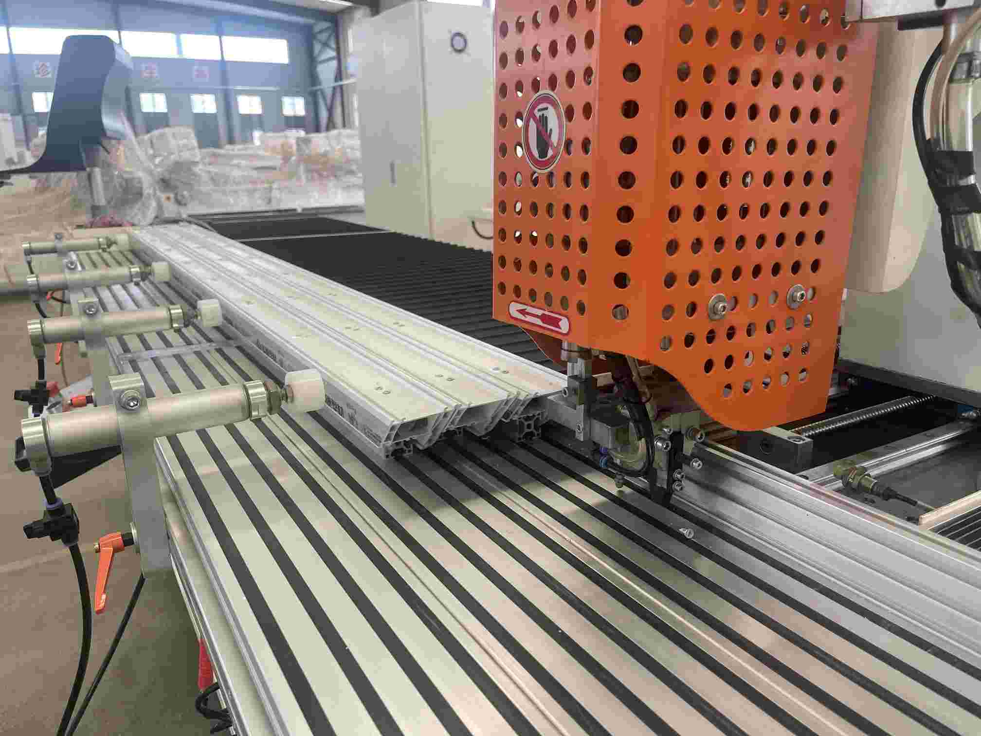 CNC dubbele zone schroefbevestigingsmachine voor PVC-profiel (2)