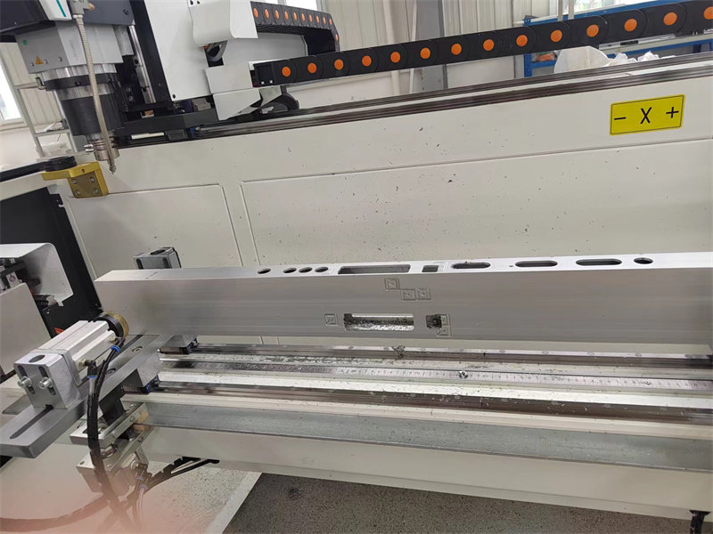 Centro di foratura e fresatura CNC per profili in alluminio LXFZ1B-CNC-3200A 1