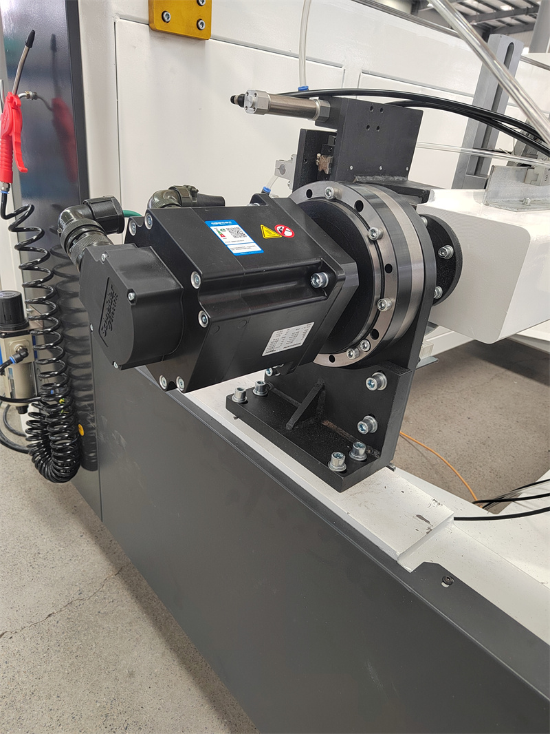 Qendra e makinerive të shpimit dhe bluarjes CNC për profilin e aluminit LXFZ1B-CNC-3200A 2 (2)