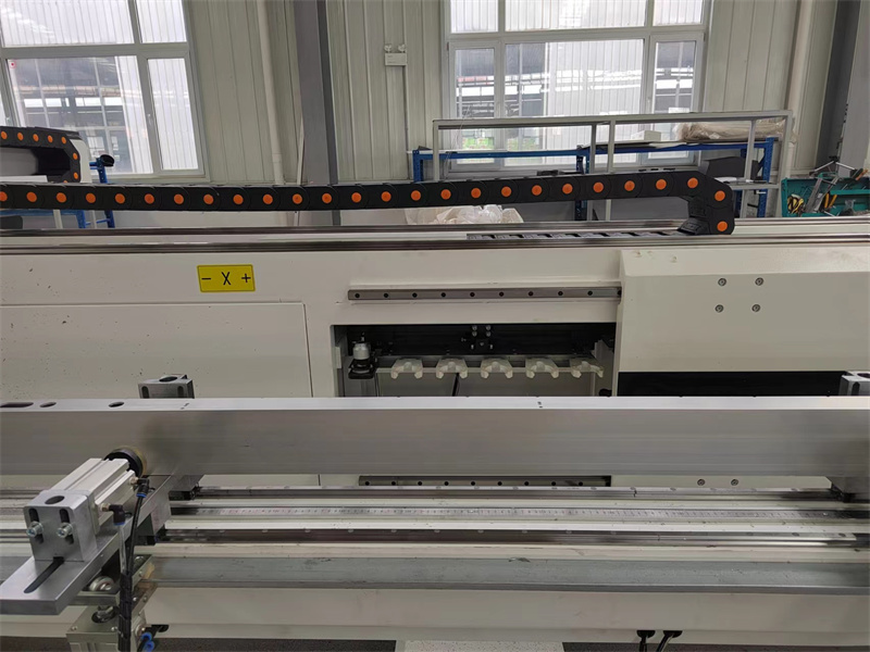 Centrum wiertarsko-frezarskie CNC do profili aluminiowych LXFZ1B-CNC-3200A 2