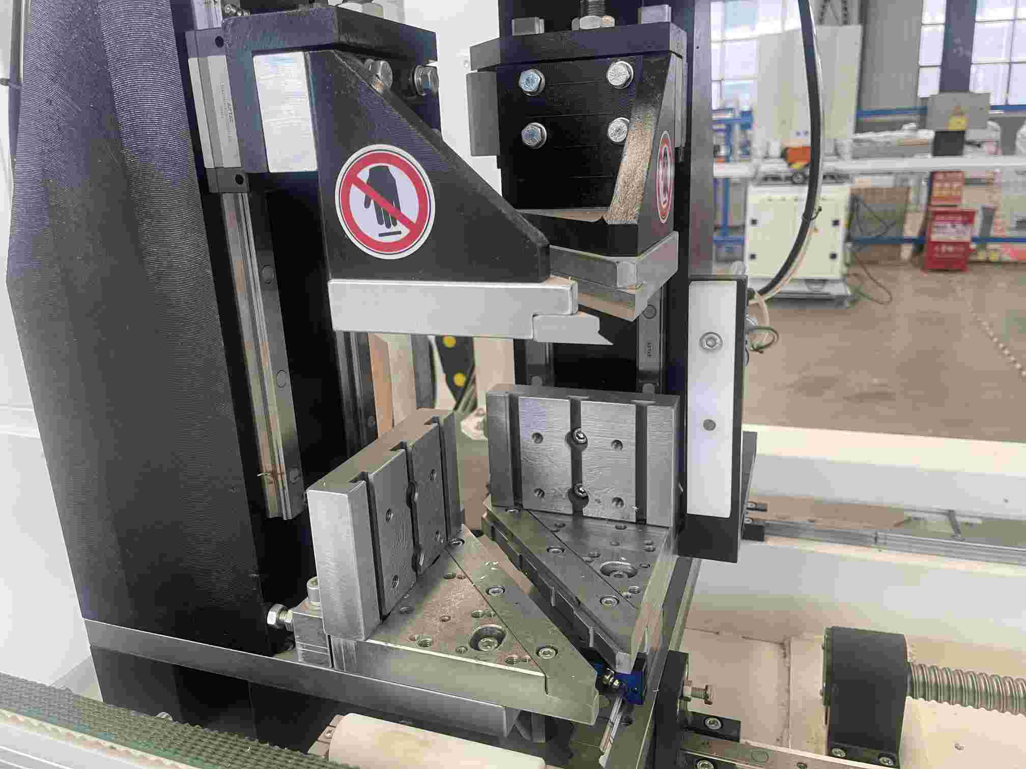 CNC машина за заварување со четири агли за uPVC профил (1)