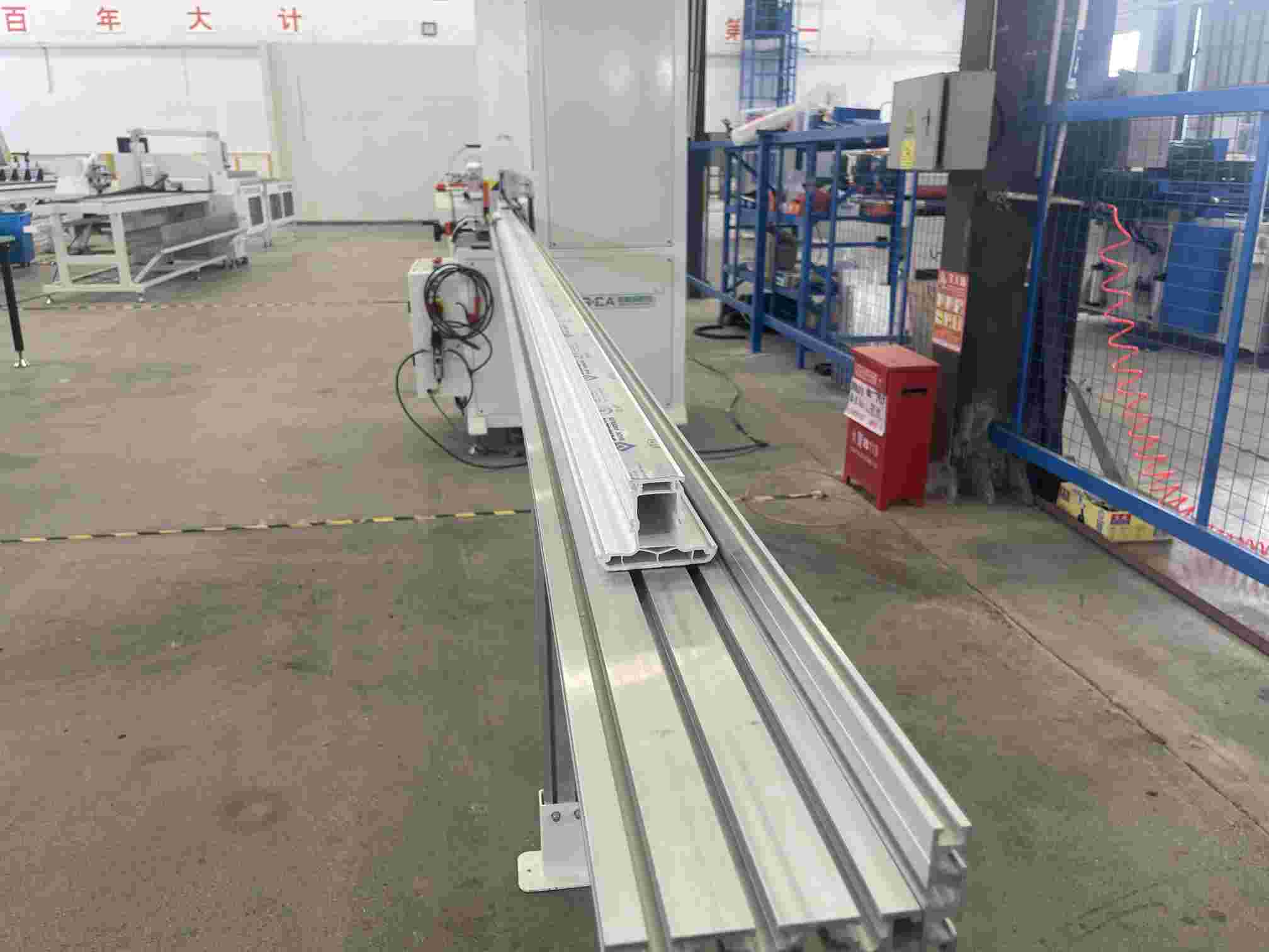 Vertikalna pila za rezanje PVC profila (1)